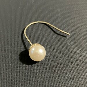 Retired Lia Sophia “Socialite” gold and pearl earring